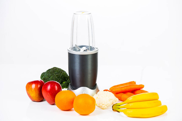 odšťavňovač s organickým ovocem a zeleninou izolovaný na bílém. Detoxikační dieta - Fotografie, Obrázek