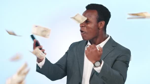 Телефон, гроші і чорний чоловік в студії для святкування лотереї, призу або фінансової перемоги. Щаслива, збуджена і африканська чоловіча модель на мобільному телефоні з готівкою для успіху ізольована на білому тлі - Кадри, відео