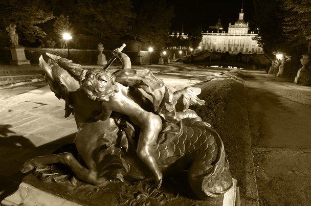 Palazzo Reale e giardini di La Granja di notte. Spagna
 - Foto, immagini