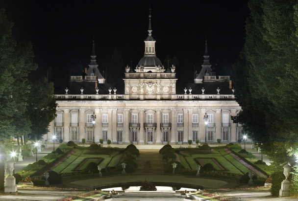 Palacio Real y jardines de La Granja por la noche. España
 - Foto, Imagen