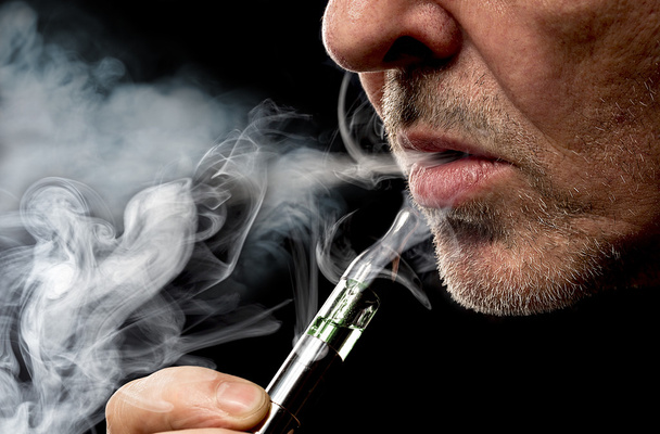 portrait rapproché d'un homme fumant une cigarette électronique
 - Photo, image