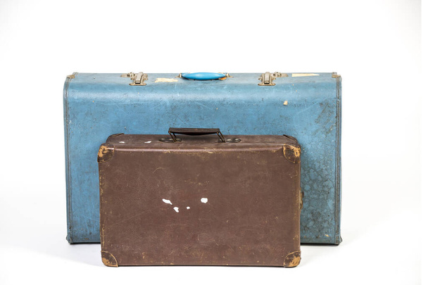 Blaue und braune Koffer vor weißem Hintergrund - Foto, Bild