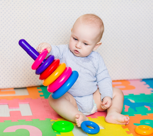 Schattige kleine baby spelen met kleurrijke speelgoed - Foto, afbeelding
