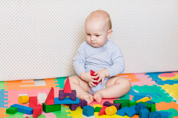 Carino piccolo bambino che gioca con giocattoli colorati
 - Foto, immagini