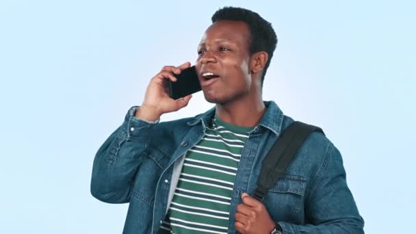 Llamada telefónica, hombre feliz y negro en un estudio para la comunicación, discusión o hablar con la tecnología. Sonrisa, risa y africano estudiante masculino en la conversación móvil con el teléfono celular por fondo blanco - Metraje, vídeo