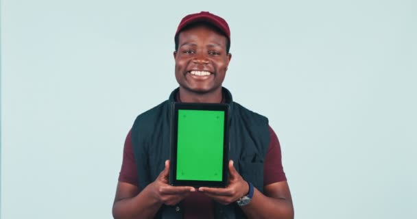 Feliz hombre negro, tableta y pantalla verde para publicidad o marketing en un fondo de estudio. Retrato de hombre africano o repartidor sonrisa y mostrando aplicación de tecnología, pantalla o maqueta. - Imágenes, Vídeo