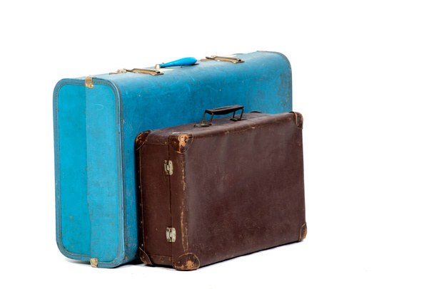 Vintage niebieskie i brązowe walizki na białym tle - Zdjęcie, obraz