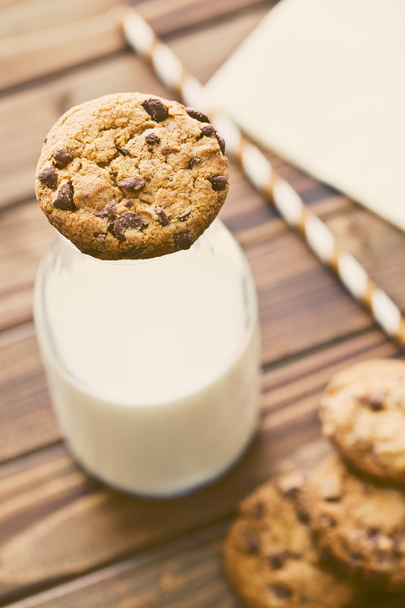 chocolate cookies and milk in jar - Фото, зображення