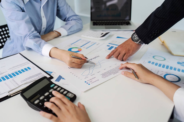 accountant team vergadering samen met laptop en papierwerk analyseren van financiële gegevens rapport. - Foto, afbeelding
