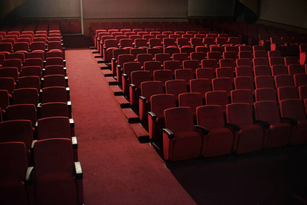 Righe di sedie rosse in una sala per spettacoli di intrattenimento. - Foto, immagini