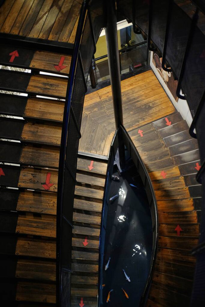 Vista de ángulo alto, construcción de escaleras de madera con pisos de varios pisos. - Foto, imagen