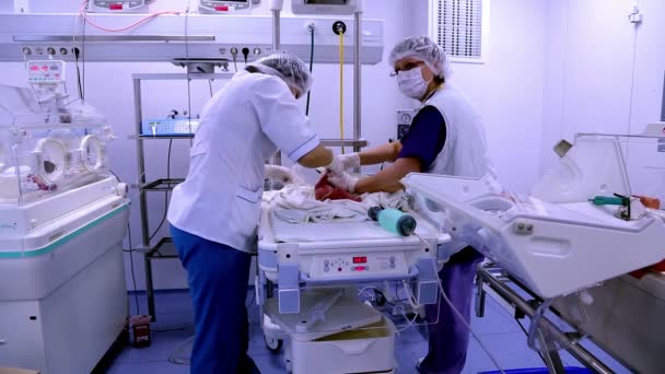 Doktoři zachraňují život malé dítě - Záběry, video