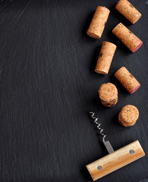 Hintergrund mehrerer Weinkorken mit Holzkorkenzieher - Foto, Bild