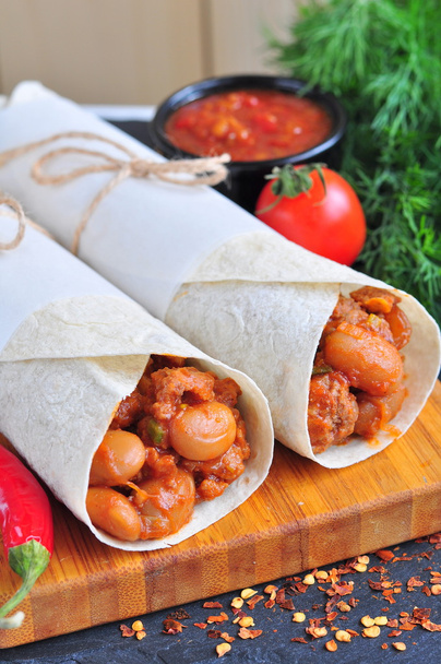 Burrito s mletým masem a červenými fazolemi - Fotografie, Obrázek