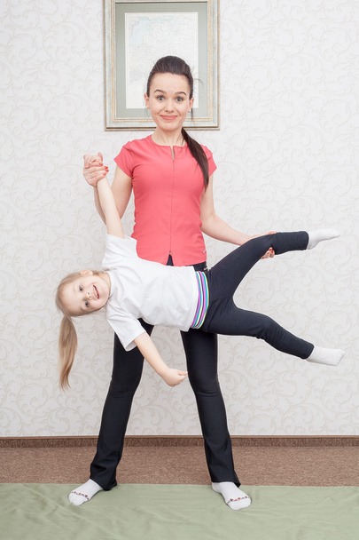 Mother and daughter at home - 写真・画像