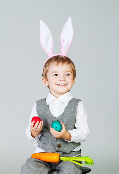 Ragazzo divertente con uova di Pasqua e carota
 - Foto, immagini