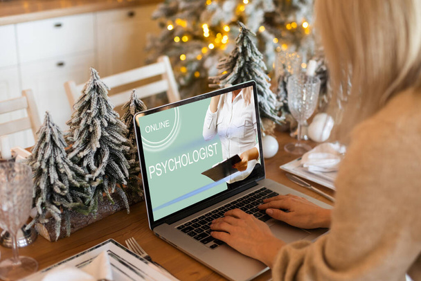 Психолог онлайн на ноутбуці на Різдво, онлайн консультації концепції. - Фото, зображення