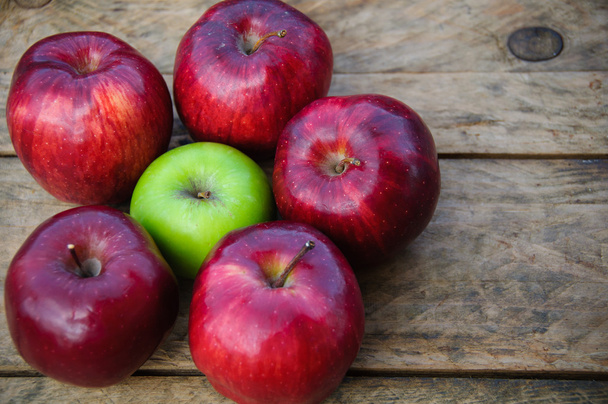 Apple na dřevěné pozadí, ovoce nebo zdravé ovoce na dřevěné pozadí. - Fotografie, Obrázek