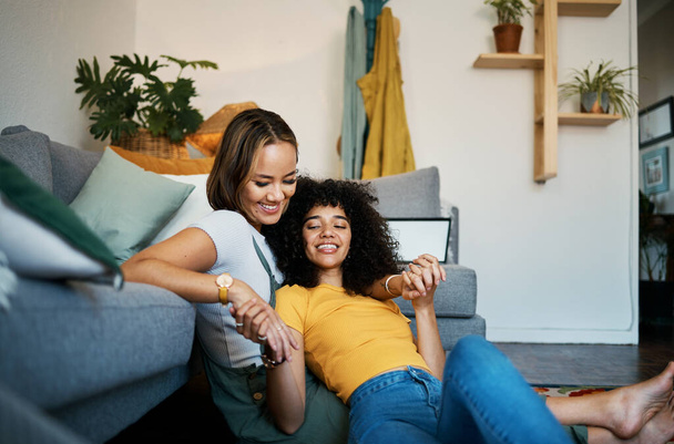 Lesbianas, parejas y relajarse en el sofá para la conexión en el hogar para el apoyo, la comunicación o la asociación. Mujer feliz, sofá o sonrisa para la identidad o la igualdad amor en casa para el compromiso, juntos o cuidado. - Foto, imagen