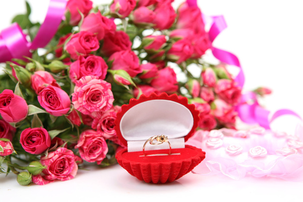 Pink roses and gold ring - Foto, Bild
