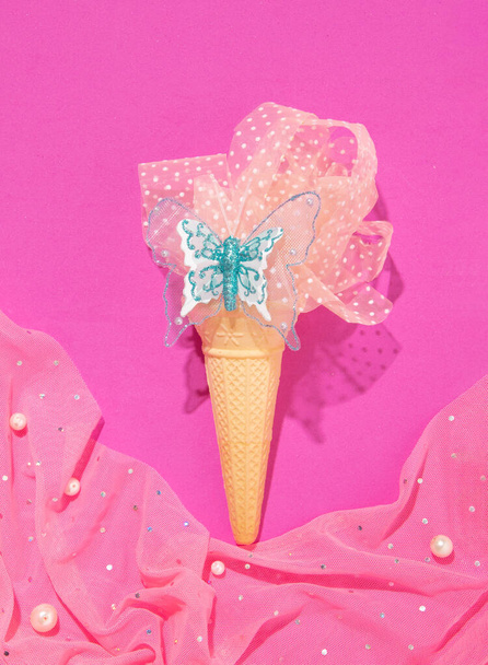 Καλοκαίρι μοντέρνα ελαφρά τούλι υφάσματα, δημιουργική διάταξη παγωτού, ζεστό ροζ φόντο. - Φωτογραφία, εικόνα