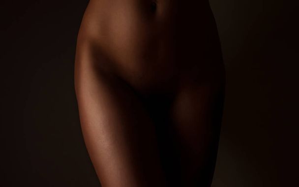 Krásná nahá štíhlá žena tělo pózuje. - Fotografie, Obrázek
