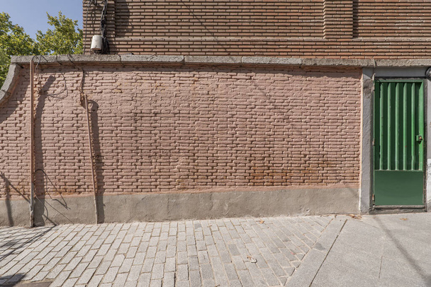 Odkrytá hliněná zeď se světle hnědou barvou na budově - Fotografie, Obrázek