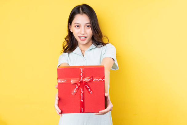 portret azjatki kobieta trzyma pudełko prezentów - Zdjęcie, obraz