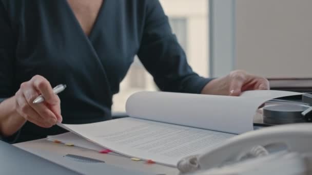 Plan recadré d'une femme d'affaires méconnaissable lisant et signant un contrat sur le lieu de travail - Séquence, vidéo
