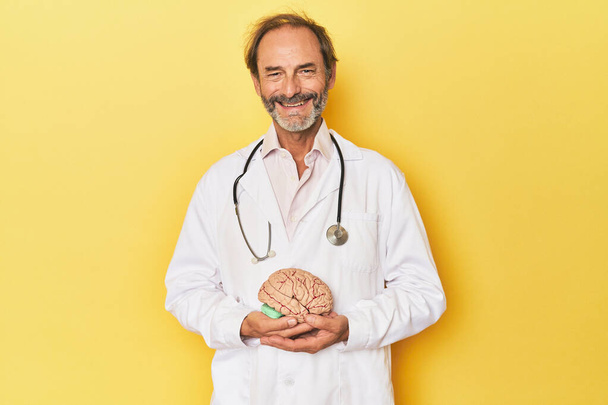 Lekarz trzymający model mózgu w studio - Zdjęcie, obraz