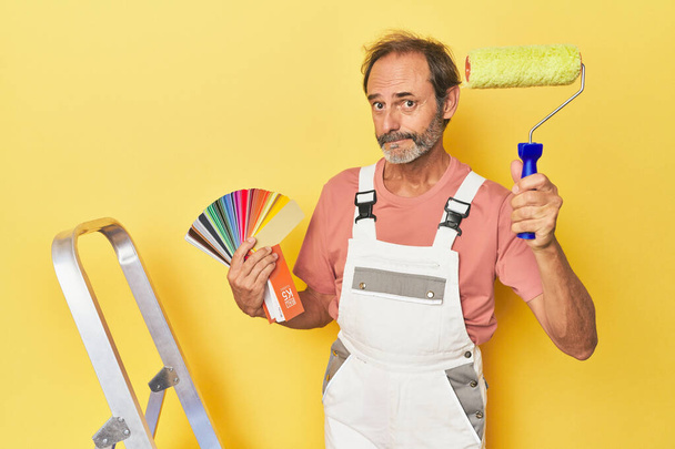 Pintor com rolo e paleta na escada - Foto, Imagem