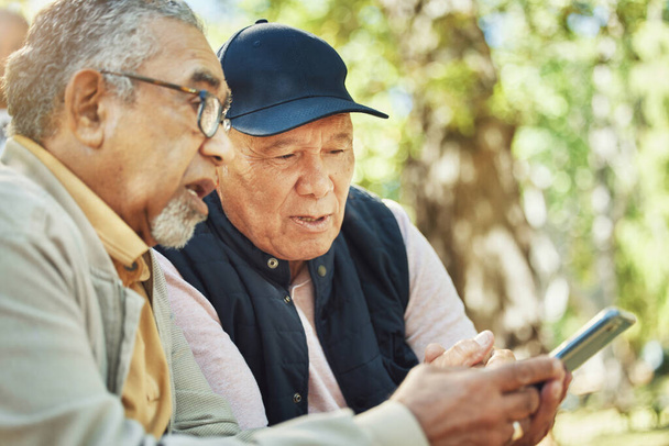 Telefon, přátelé a senioři v parku na sociálních sítích, mapa nebo text společně. Smartphone, vyhledávání a starší lidé on-line v lese pro navigační kontrolu, umístění nebo směr průvodce aplikace v přírodě. - Fotografie, Obrázek