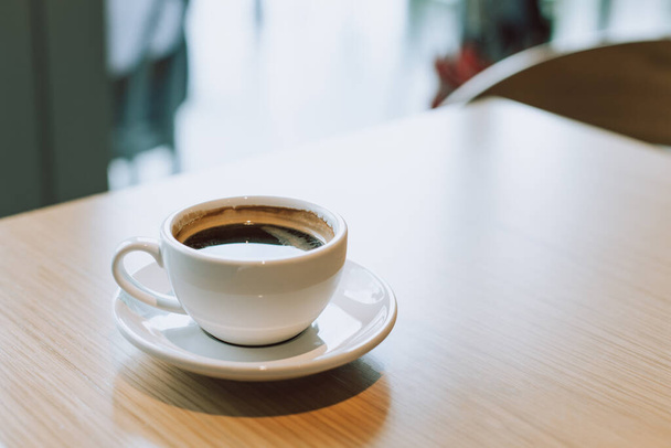 Une tasse de café noir sur une table dans un café. Place pour le texte. - Photo, image