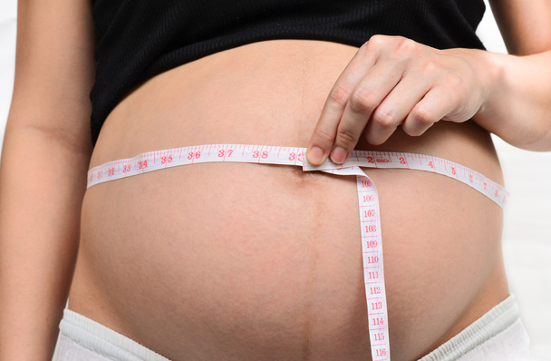 fogta a terhes nő - Fotó, kép