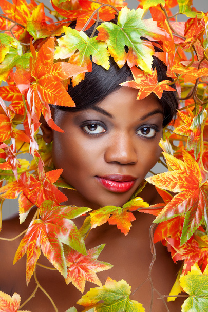 Красивая молодая женщина, завернутая в листья
 - Фото, изображение