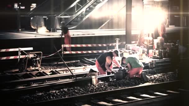 Dělníci provádět opravy železniční tratě - Záběry, video