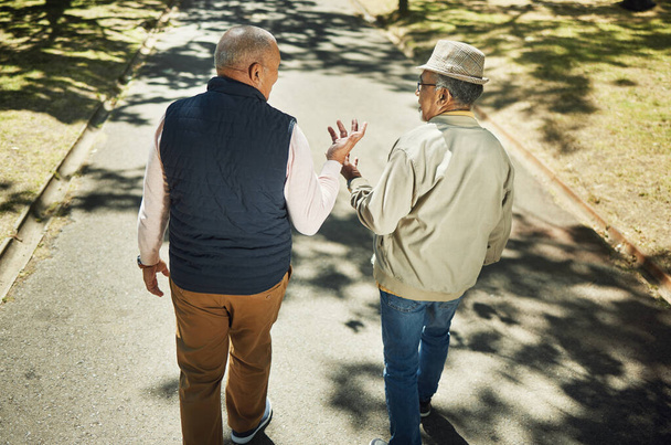 シニア,友人,公園で歩いて話したり,自然と屋外でサポートとコミュニケーションで退職. 高齢者,男性,そしてシカゴの歩道上の人々と会話とコミュニティ. - 写真・画像