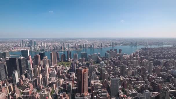 Panoraamanäkymät kunnes alas pilvenpiirtäjiä rakennuksia Manhattan Hudson joen taustalla. New York, Yhdysvallat. - Materiaali, video