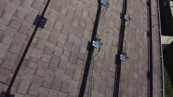 techo de una casa con equipo de metal instalado en ella - Imágenes, Vídeo