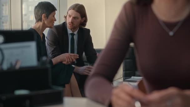 Jeune avocat masculin caucasien en élégant vêtement de formalité parlant à une cliente assise sur un canapé en cuir dans une agence juridique prospère - Séquence, vidéo