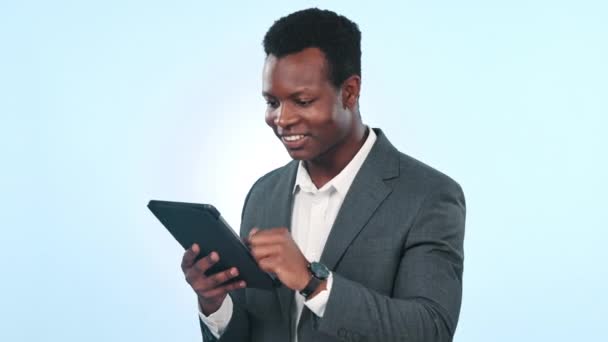 Psaní e-mailu, čtení a černoch s tabletem na pozadí studia pro síť nebo komunikaci. Úsměv, kontakt a africký podnikatel s technologií pro sociální média nebo online chat. - Záběry, video