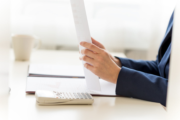 Empresaria llenando documentos en su mesa de trabajo blanca
 - Foto, Imagen