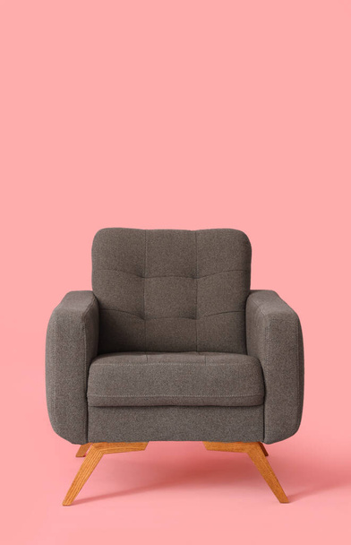 Ruskea nojatuoli vaaleanpunainen tausta - Valokuva, kuva