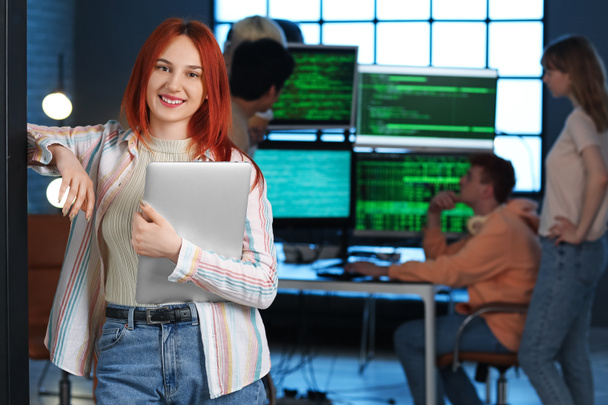 Programmeur femelle avec ordinateur portable au bureau - Photo, image