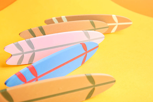 Renkli arkaplanda mini sörf tahtaları - Fotoğraf, Görsel