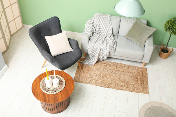 グレーのソファ、アームチェア、コーヒーテーブル付きのモダンなリビングルームのインテリア - 写真・画像