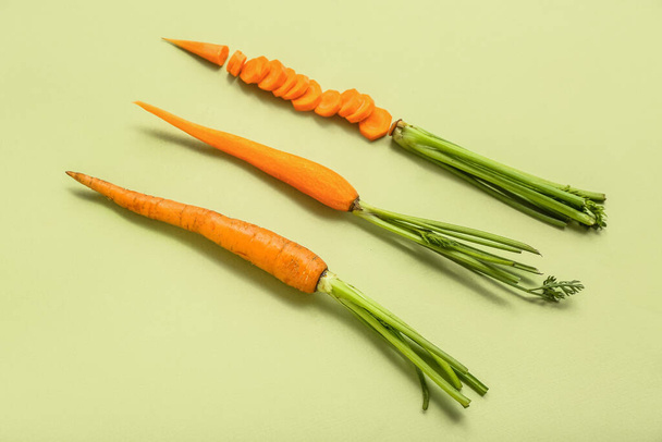 Нарізана, очищена і свіжа морква на світло-зеленому фоні - Фото, зображення