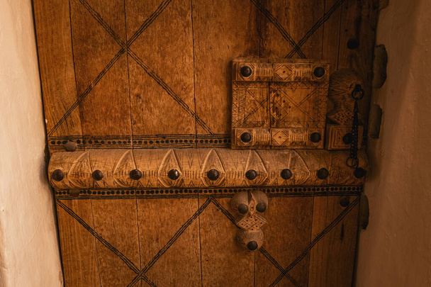 Az Al Masmak Palota Múzeum régi fából készült ajtaja Rijád Szaúd-Arábiában - Fotó, kép