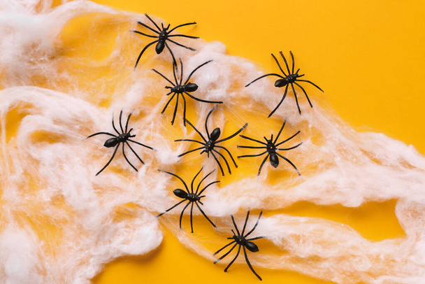 Spinnennetz mit Spinnen für Halloween-Party auf orangefarbenem Hintergrund - Foto, Bild