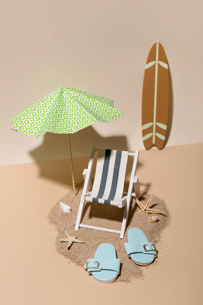 Luova kesä koostumus mini sateenvarjo, kansituoli ja ranta tarvikkeet väri tausta - Valokuva, kuva